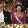  La reine Silvia de Suède avec le Nobel de Physique 2013 François Englert lors du banquet des Nobel le 10 décembre 2013 à l'Hôtel de Ville de Stockholm 