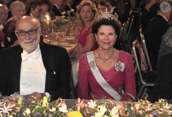 La reine Silvia de Suède avec le Nobel de Physique 2013 François Englert lors du banquet des Nobel le 10 décembre 2013 à l'Hôtel de Ville de Stockholm