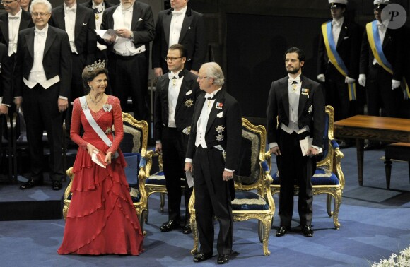 La reine Silvia et le roi Carl XVI Gustaf de Suède avec le prince Daniel et le prince Carl Philip lors de la cérémonie de remise des Nobel le 10 décembre 2013 à Stockholm