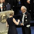  Jenny Munro recevant le Nobel de Littérature 2013 pour sa mère Alice Munro des mains du roi Carl XVI Gustaf de Suède le 10 décembre 2013 à Stockholm 