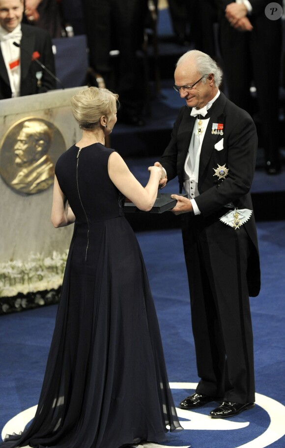 Jenny Munro recevant le Nobel de Littérature 2013 pour sa mère Alice Munro des mains du roi Carl XVI Gustaf de Suède le 10 décembre 2013 à Stockholm