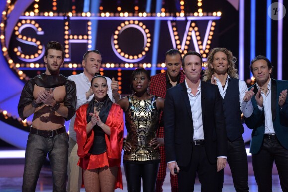 Tout l'équipe d'Ice Show durant le troisième prime de l'émission sur M6 à Paris, le 11 décembre 2013.