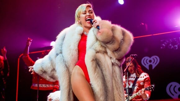 Miley Cyrus : Artiste de l'année pour MTV, elle se la joue Mère Noël provoc'
