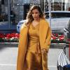 Kim Kardashian en pleine séance shopping à Beverly Hills, porte un manteau en laine et angora Max Mara (collection automne-hiver 2013), une robe assortie Lanvin et des sandales Tom Ford. Le 11 décembre 2013.