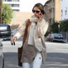 Alessandra Ambrosio à Santa Monica, porte un cardigan en laine Inhabit, un sac Hermès (modèle Evelyne), un jean blanc et des bottines Rag & Bone (modèle Harrow). Le 10 décembre 2013.