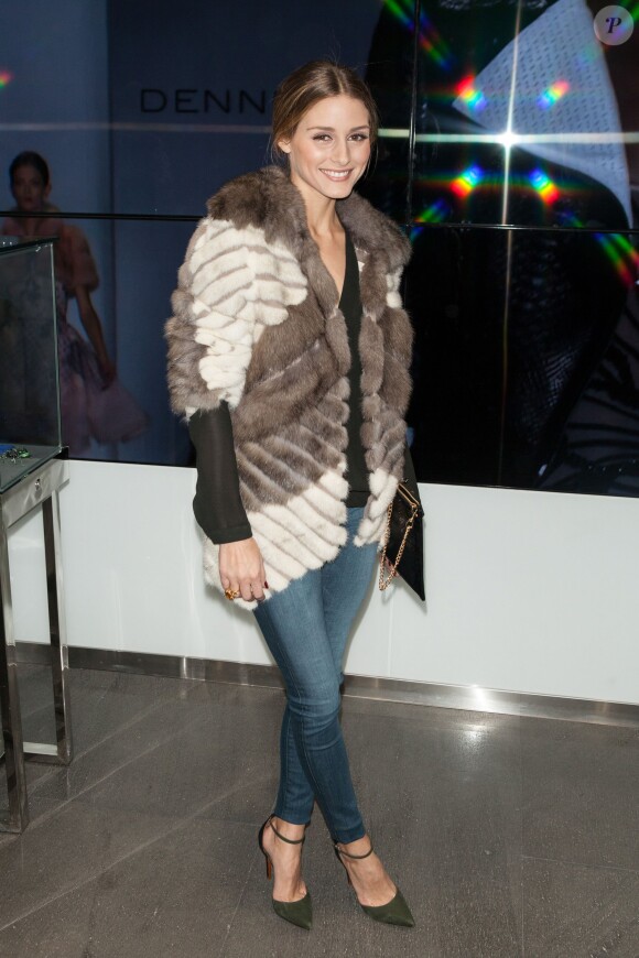 Olivia Palermo, ultrachic à New York dans une veste en fourrure Dennis Basso et des chaussures Schutz (modèle Irma d'Orsay). Le 10 décembre 2013.