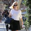 Reese Witherspoon, ultrachic en noir et blanc avec lunettes Ray-Ban Wayfarer, sac Reed Krakoff (modèle Mini Atlantique) et bottines Gianvito Rossi pour faire ses courses à Brentwood. Los Angeles, le 11 décembre 2013.