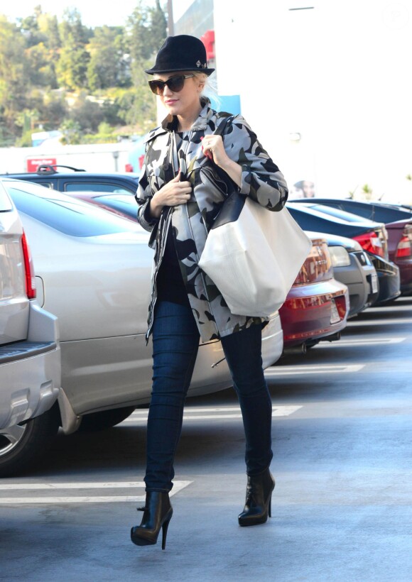Gwen Stefani, enceinte et surprise dans les rues de Los Angeles, se la joue mystère avec des bottines noires All Saints (modèle Kiss) aux pieds. Le 12 décembre 2013.
