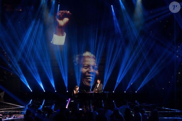 James Blunt et Birdy, hommage à Mandela - 15e cérémonie des NRJ Music Awards à Cannes, le 14 décembre 2013.