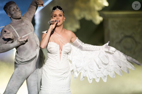 La star Katy Perry sur la scène des NRJ Music Awards, à Cannes le 14 décembre 2013.