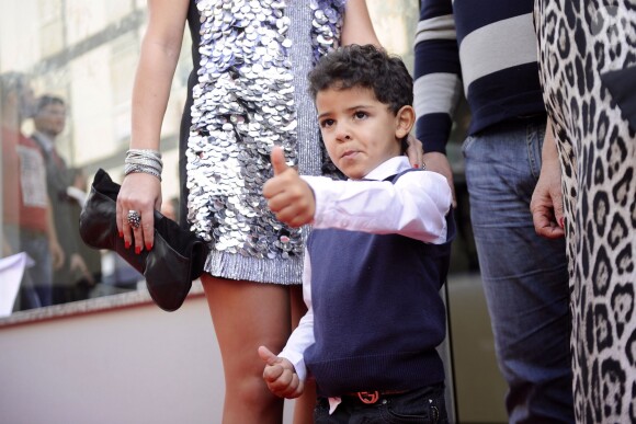 Cristiano Ronaldo Jr. entouré de sa tante et sa grand-mère lors de l'inauguration d'un musée dédié à son père à Funchal sur l'île de Madère, le 15 décembre 2013