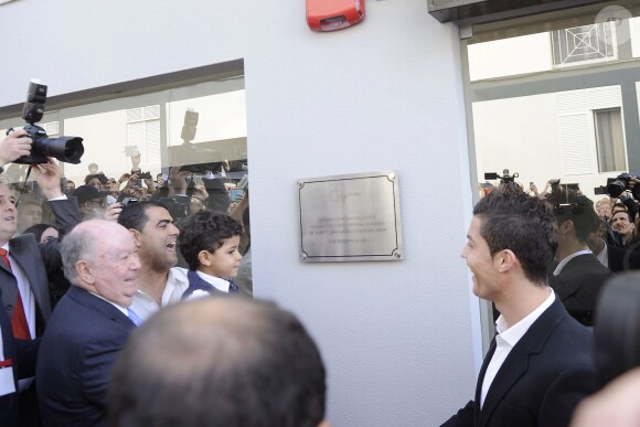 Cristiano Ronaldo découvre avec son fils la plaque apposée lors de l'inauguration de son musée à Funchal sur l'île de Madère, le 15 décembre 2013