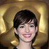 L'actrice Anne Hathaway a choisi la coupe à la garçonne. Le résultat est chic et féminin!
