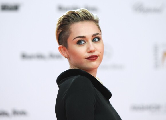 La chanteuse Miley Cyrus et la coupe à la garçonne version version rock!