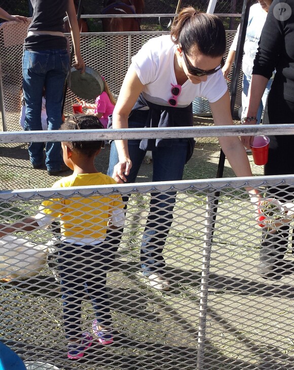 Exclusif - Kristin Davis, sa mère Dorothy et sa fille Gemma au Farmer's Market à Pacific Palisades, le 15 décembre 2013.