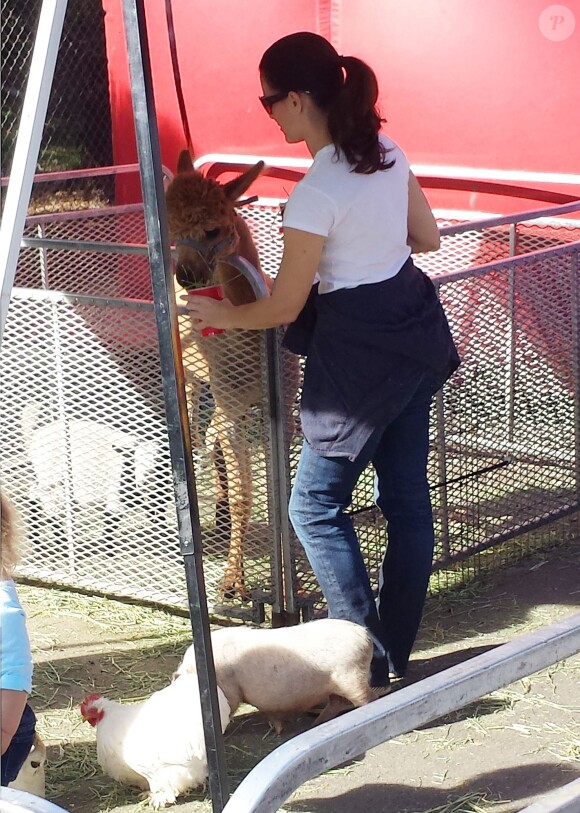 Exclusif - Kristin Davis, sa mère Dorothy et sa fille Gemma au Farmer's Market à Pacific Palisades, le 15 décembre 2013.