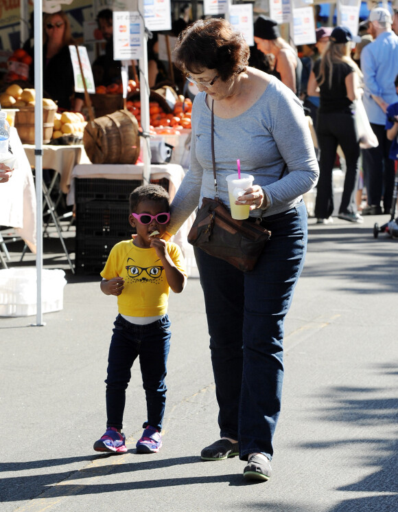 Exclusif - Dorothy et sa petite-fille Gemma au Farmer's Market à Pacific Palisades, le 15 décembre 2013.