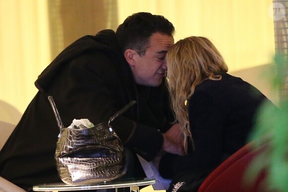 Exclusif - Mary Kate Olsen et Olivier Sarkozy ne se quittent plus ! Le couple quitte Paris depuis l'aéroport Roissy-Charles de Gaulle. Le 6 janvier 2013