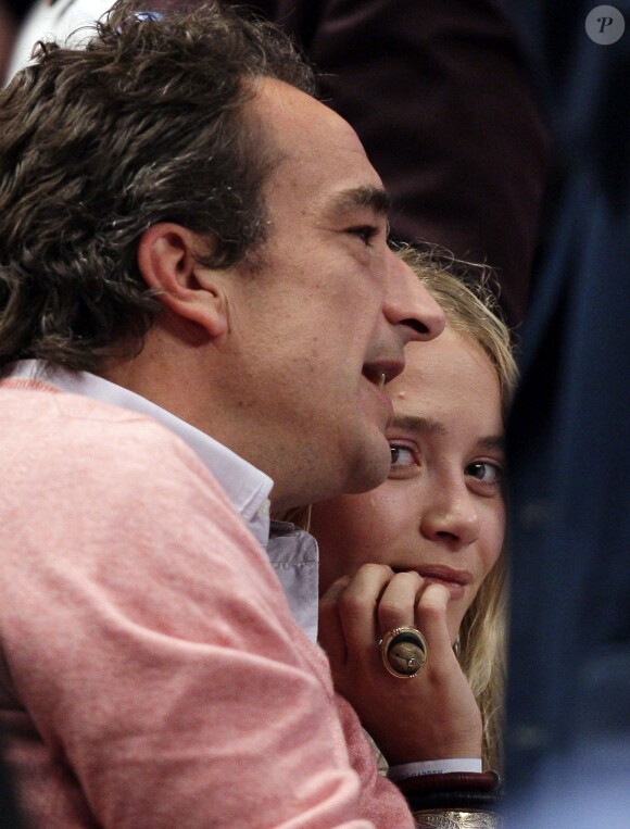 La star de 27 ans Mary Kate Olsen et Olivier Sarkozy, 44 ans, regardent un match de basket au Madison Square Garden en 2012