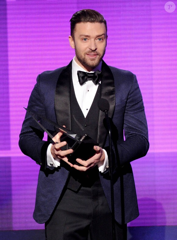 Justin Timberlake sur la scène des American Music Awards 2013 au Nokia Theatre à Los Angeles, le 24 novembre 2013.
