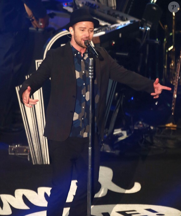 Justin Timberlake donne un concert sur le plateau du "Jimmy Kimmel Live!" à Hollywood, le 24 septembre 2013.