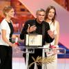 Léa Seydoux, Abdellatif Kechiche et Adèle Exarchopoulos remportaient la Palme d'or au 66e festival du film de Cannes, le 26 mai 2013.