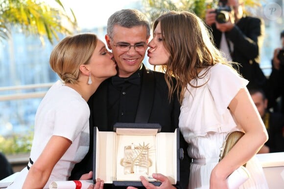 Léa Seydoux, Abdellatif Kechiche et Adèle Exarchopoulos remportaient la Palme d'or au 66e festival du film de Cannes, le 26 mai 2013.