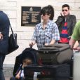 Penélope Cruz (enceinte de son 2e enfant) arrive avec son fils à l'aéroport international de Lynden Pindling des Bahamas pour prendre un vol pour Miami le 31 janvier 2013