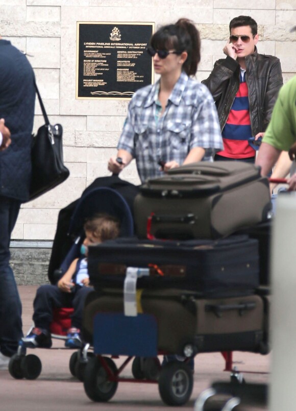 Penélope Cruz (enceinte de son 2e enfant) arrive avec son fils à l'aéroport international de Lynden Pindling des Bahamas pour prendre un vol pour Miami le 31 janvier 2013