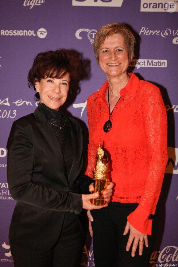 Véronique Colucci (Femme de coeur) et Véronique Bourez (présidente de Coca-Cola France) lors de la cérémonie des "Femmes en Or 2013" à Avoriaz, le 14 décembre 2013.