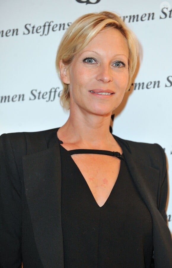 Rebecca Hampton lors de l'inauguration de la nouvelle boutique Carmen Steffens à Cannes, le 13 décembre 2013