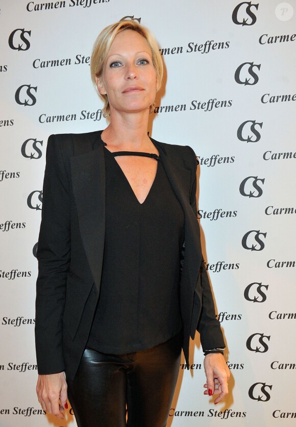 Rebecca Hampton, sexy en cuir, lors de l'inauguration de la nouvelle boutique Carmen Steffens à Cannes, le 13 décembre 2013