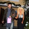 Christina Aguilera et son petit ami Matthew Rutler sortent du restaurant Off Vine à Los Angeles, le 17 décembre 2013.