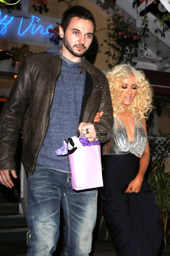 Christina Aguilera et son petit ami Matthew Rutler très amoureux à la sortie du restaurant Off Vine à Los Angeles, le 17 décembre 2013.