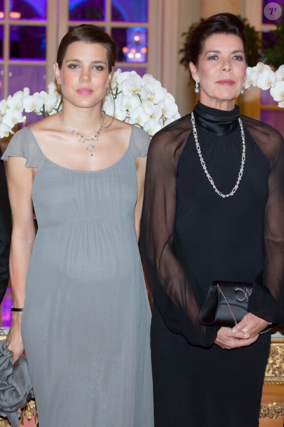 Charlotte Casiraghi, enceinte de son premier enfant (Raphaël, qui naitra le 17 décembre), avec sa mère la princesse Caroline lors du gala des 50 ans de l'AMADE Mondiale à Monaco le 4 octobre 2013