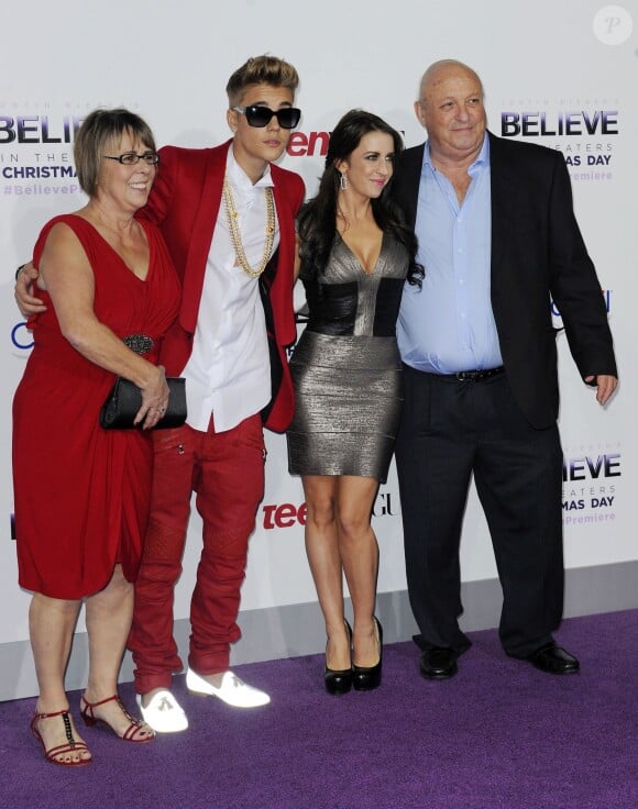 Justin Bieber, ses grands-parents Bruce et Diane Dale et Pattie Mallette à l'avant-première du film "Believe" à Los Angeles, le 18 décembre 2013.