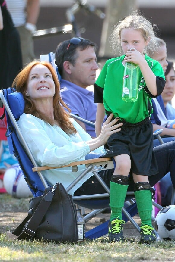 Marcia Cross et son mari Tom Mahoney assistent au match de foot de leurs filles Savannah et Eden à Brentwood, Los Angeles, le 5 octobre 2013