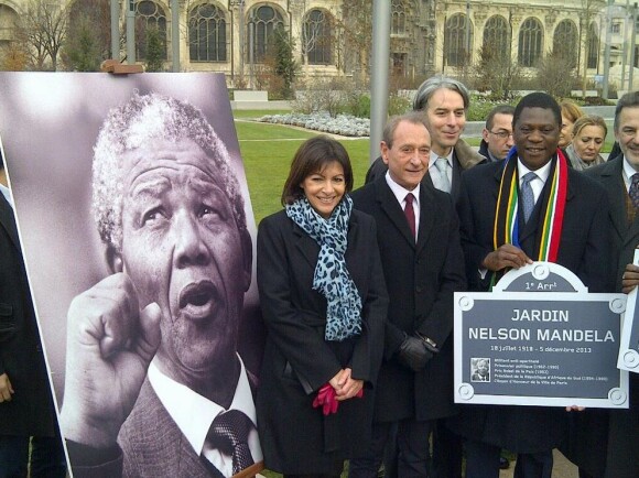 Anne Hidalgo et Bertrand Delanoe inaugurent le Jardin Nelson Mandela, à Paris, le 19 décembre 2013.