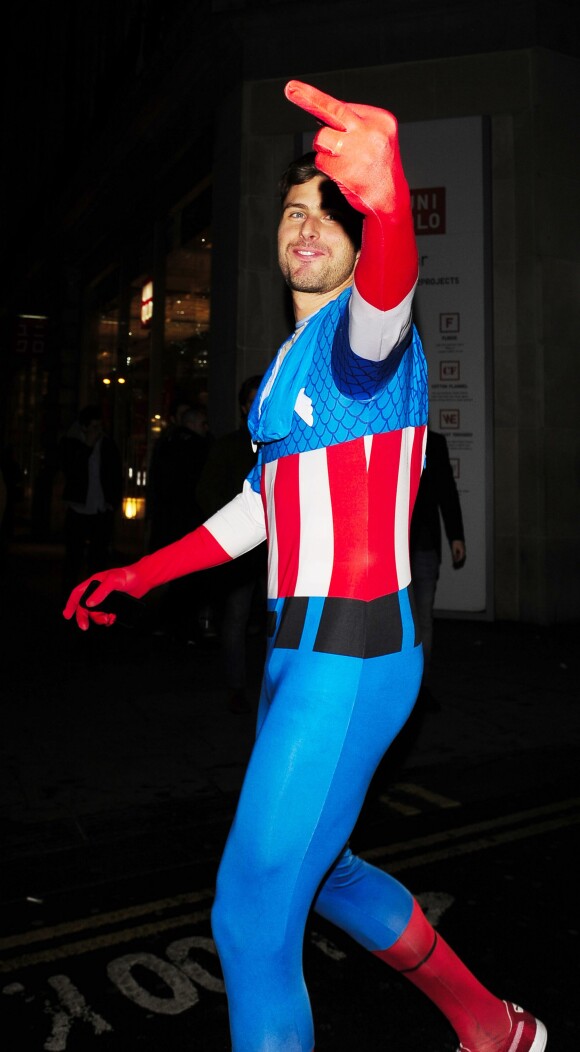 Olivier Giroud à la sortie du Chinawhites Nightclub de Londres après avoir célébré la soirée de Noël déguisée des Gunners d'Arsenal, le 19 décembre 2013