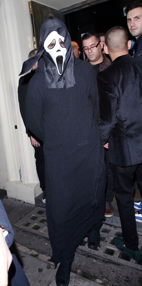 Laurent Koscielny à la sortie du Chinawhites Nightclub de Londres après avoir célébré la soirée de Noël déguisée des Gunners d'Arsenal, le 19 décembre 2013