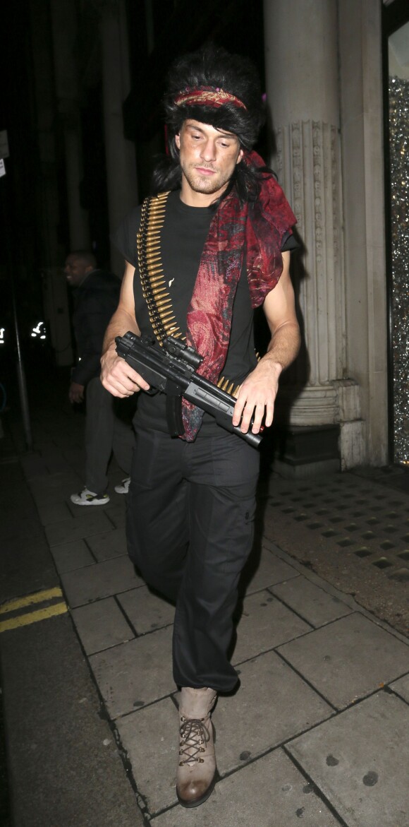 Aaron Ramsey à la sortie du Chinawhites Nightclub de Londres après avoir célébré la soirée de Noël déguisée des Gunners d'Arsenal, le 19 décembre 2013