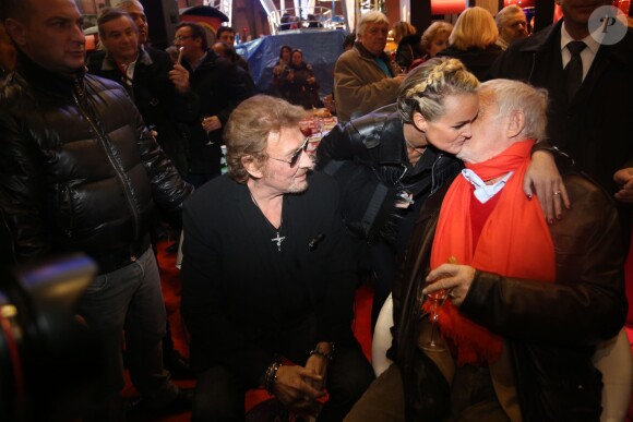 Jean-Paul Belmondo, Johnny Hallyday et sa femme Laeticia à la soirée d'inauguration de "Jours de Fêtes" au Grand Palais à Paris, organisée par Marcel Campion, le 19 décembre 2013.