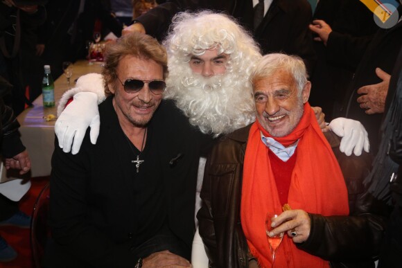 Jean-Paul Belmondo et Johnny Hallyday à la soirée d'inauguration de "Jours de Fêtes" au Grand Palais à Paris, organisée par Marcel Campion, le 19 décembre 2013.