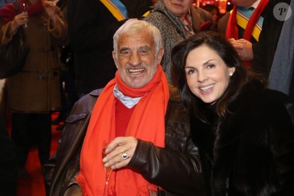 Jean-Paul Belmondo et Caroline Barclay à la soirée d'inauguration de "Jours de Fêtes" au Grand Palais à Paris, organisée par Marcel Campion, le 19 décembre 2013.