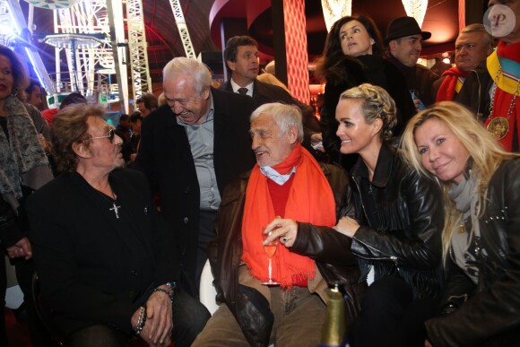 Jean-Paul Belmondo, Johnny Hallyday et sa femme Laeticia, Marcel Campion et Fiona Gélin à la soirée d'inauguration de "Jours de Fêtes" au Grand Palais à Paris, organisée par Marcel Campion, le 19 décembre 2013.