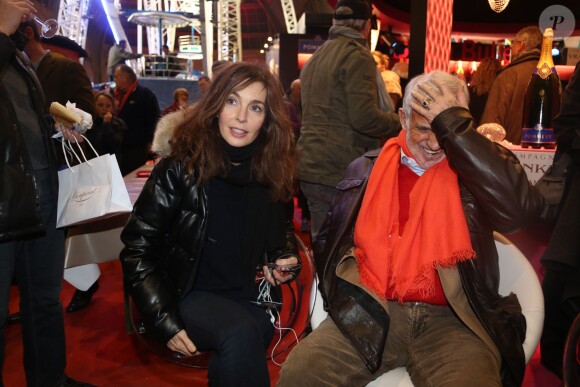 Anne Parillaud et Jean-Paul Belmondo à la soirée d'inauguration de "Jours de Fêtes" au Grand Palais à Paris, organisée par Marcel Campion, le 19 décembre 2013.