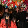 Johnny Hallyday, sa femme Laeticia et leurs filles Jade et Joy à la soirée d'inauguration de "Jours de Fêtes" au Grand Palais à Paris, le 19 décembre 2013. Les petites se sont amusées à la pêche aux canards.