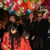 Johnny Hallyday, sa femme Laeticia et leurs filles Jade et Joy lors de la soirée d'inauguration de "Jours de Fêtes" au Grand Palais à Paris, le 19 décembre 2013. Les petites se sont amusées à la pêche aux canards.