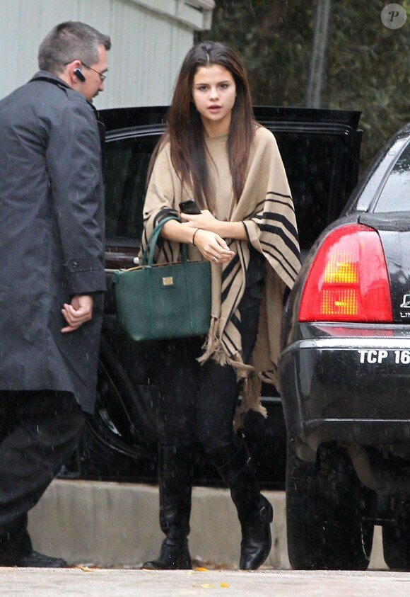 Exclusif - Selena Gomez, sans maquillage, arrive chez des amis à Los Angeles. Le 19 décembre 2013.