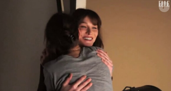 Carla Bruni dans les bras de Kate Barry, image du mainking of du shooting pour ELLE, mars 2013.
